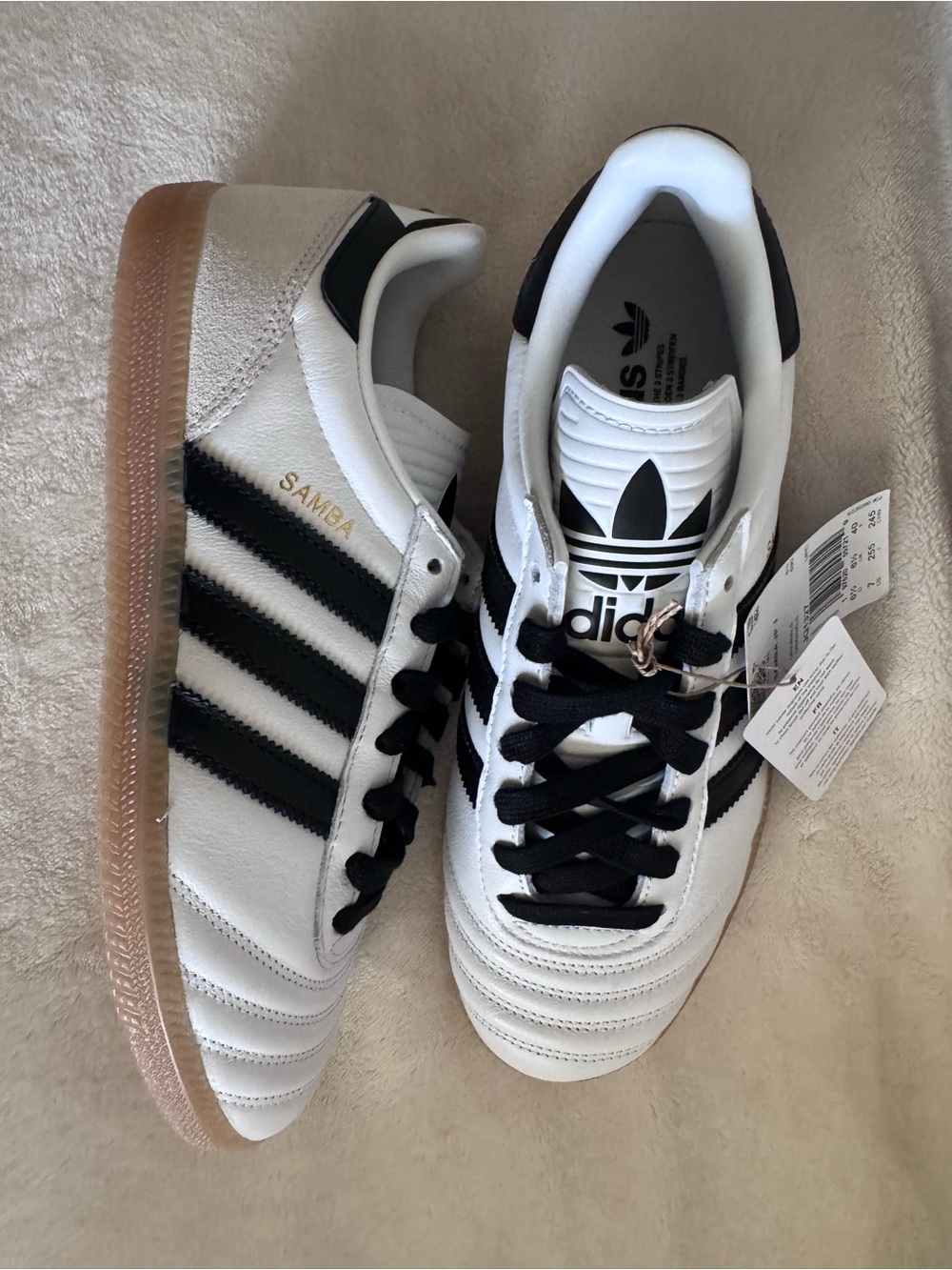 SAMBA JP
Boys – White/Core Black/Gum 4 grade school size 7